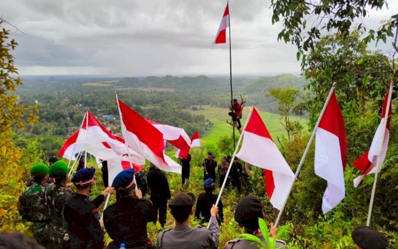 PENGIBARAN BENDERA. Menjelang peringatan HUT Kemerdekaan RI ke-78, Bendera Merah Putih kembali dikibarkan di puncak Gunung Lampoko, Kecamatan Barebbo, Kabupaten Bone, Rabu (16/8/2023). foto: istimewa