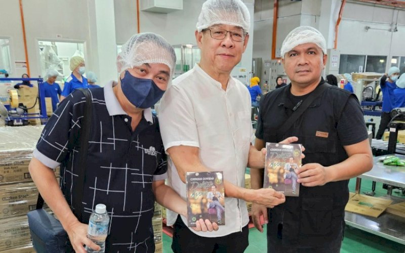 DISKUSI BUKU. dr Wachyudi Muchsin SKed SH MKes menggelar diskusi bukunya Catatan Covid-19 Dokter Koboi&rsquo; di Selangor, Malaysia, Kamis (31/8/2023). foto: istimewa