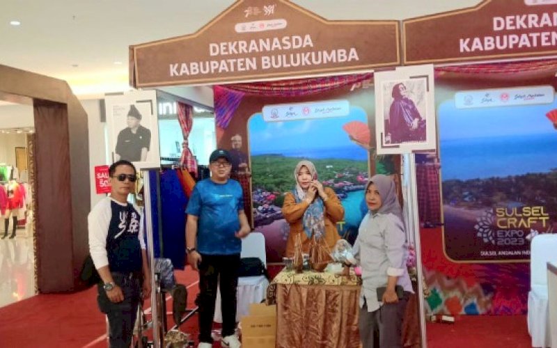 PAMERAN. Stan Dekranasda Kabupaten Bulukumba tampil di ajang Sulsel Craft Expo 2023 Sulsel Andalan Indonesia di Big Mall Samarinda, 18-20 Agustus 2023. foto: istimewa