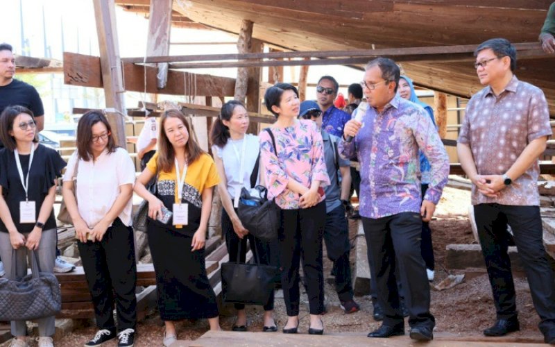 BERI PENJELASAN. Wali Kota Makassar, Moh Ramdhan Pomanto, memberikan penjelasan terkait pembuatan Kapal Pinisi kepada peserta Senior Management Programme Singapore di Kawasan Center Point of Indonesia (CPI) Makassar, Kamis (3/8/2023). foto: istimewa