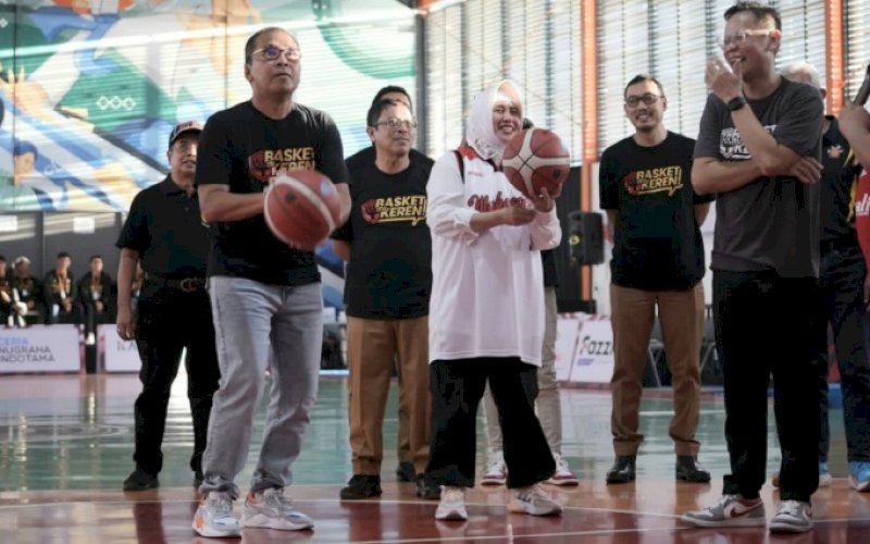 LEMPARAN BOLA. Wali Kota Makassar, Moh Ramdhan Pomanto, melakukan lemparan bola ke ring di sela-sela membuka Rajawali Basketball Cup (RBC) di Ciputra Basketball Court, Makassar, Senin (31/7/2023). foto: istimewa