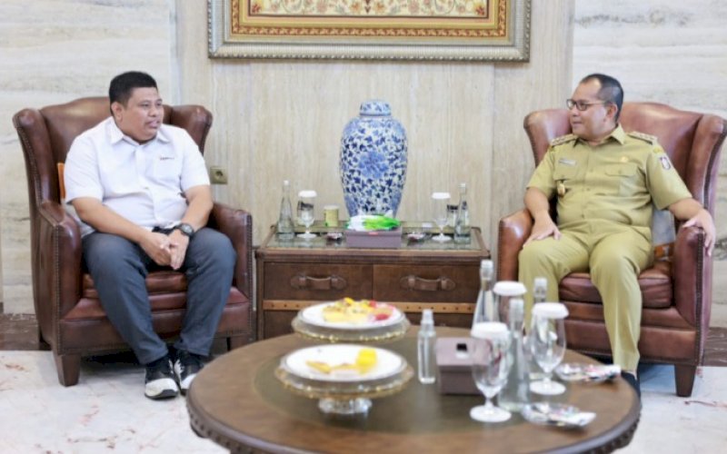 PERTEMUAN. Wali Kota Makassar Moh Ramdhan Pomanto menerima kunjungan Ketua Bawaslu Makassar terpilih periode 2023-2028 Dede Arwinsyah bersama rombongan di Kediaman Pribadi Wali Kota Makassar, Selasa (22/8/2023). foto: istimewa