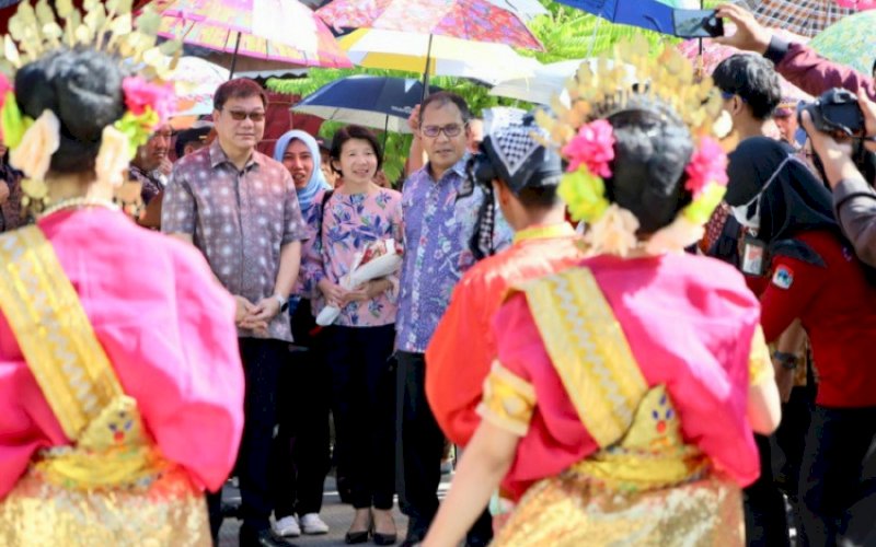 KUNJUNGAN. Wali Kota Makassar Moh Ramdhan Pomanto mengajak Duta Besar Singapura untuk Indonesia Mr Kwok Fook Seng bersama peserta Senior Management Programme Singapore mengunjungi Lorong Wisata Zurich yang terletak di Kompleks Dewi Kumala Sari, Tamalanrea, Makassar, Kamis (3/8/2023). foto: istimewa