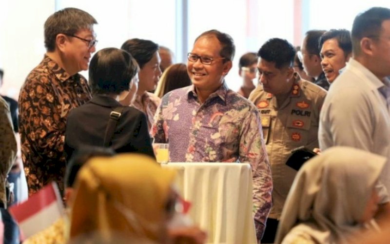 BERBINCANG. Wali Kota Makassar Moh Ramdhan Pomanto berbincang dengan Duta Besar Singapura untuk Indonesia Mr Kwok Fook Seng di sela-sela 30th Senior Management Programme Singapore di The Rinra Makassar, Kamis (3/8/2023). foto: istimewa