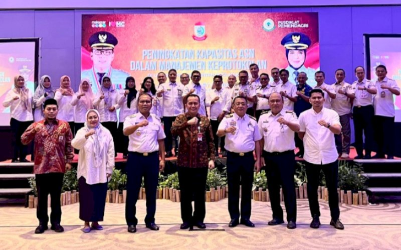 KEPROTOKOLERAN. Wali Kota Makassar, Moh Ramdhan Pomanto, foto bersama usai membuka kegiatan Peningkatan Kapasitas ASN dalam Manajemen Keprotokoleran di Hotel Four Point by Sheraton Makassar, Rabu (9/8/2023). foto: istimewa