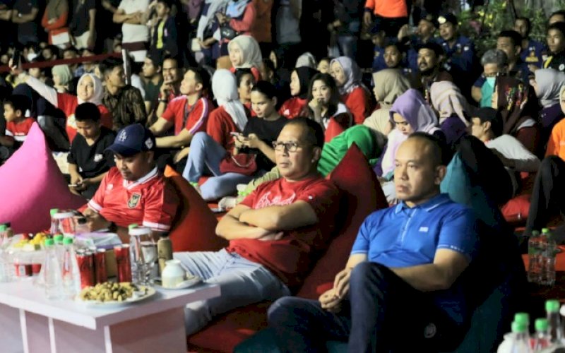 NOBAR. Wali Kota Makassar Moh Ramdhan Pomanto bersama Kapolrestabes Makassar Kombes Mokhamad Ngajib dan jajaran SKPD Pemkot Makassar juga masyarakat Makassar menggelar nobar final Piala AFF U-23 Indonesia vs Vietnam di sela-sela acara F8 Makassar di Anjungan Pantai Losari Makassar, Sabtu (26/8/2023) malam. foto: istimewa