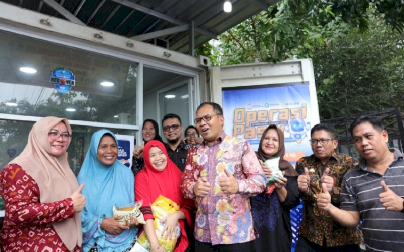 OPERASI PASAR. Wali Kota Makassar, Moh Ramdhan Pomanto, saat meninjau kegiatan operasi pasar di Kontainer Makassar Recover, Februari 2023 lalu. foto: istimewa