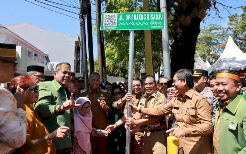 PERESMIAN. Wali Kota Makassar, Moh Ramdhan Pomanto, secara langsung meresmikan pergantian nama Jalan Cendrawasih menjadi Jalan Opu Daeng Risadju, Selasa (22/8/2023). foto: istimewa