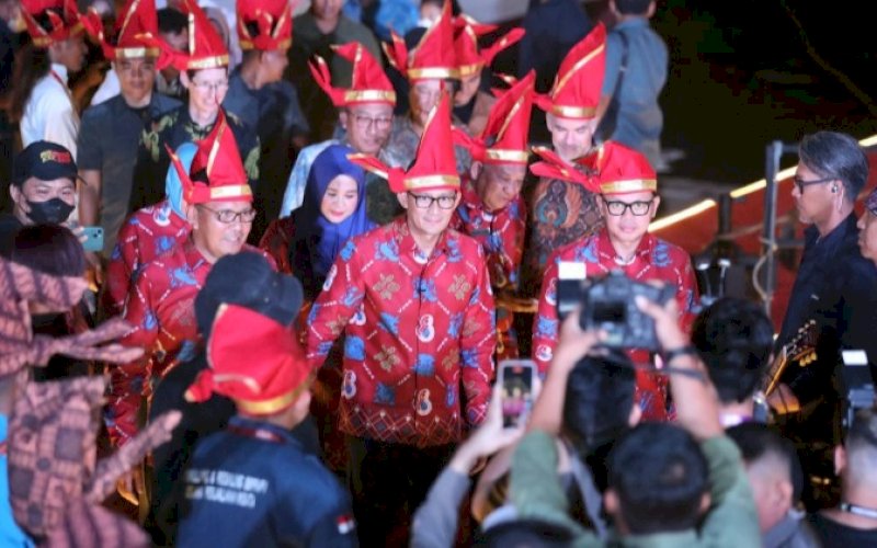 F8 MAKASSAR. Wali Kota Makassar Moh Ramdhan Pomanto mendampingi Menteri Pariwisata dan Ekonomi Kreatif Republik Indonesia Sandiaga Salahuddin Uno menghadiri Opening Ceremony F8 Makassar 2023 di Anjungan Pantai Losari Makasssar, Rabu (23/8/2023). foto: istimewa