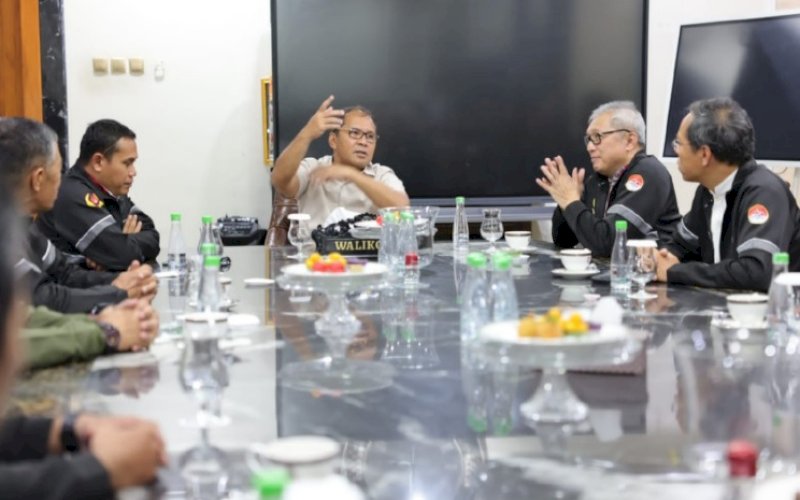 PELEPASAN. Wali Kota Makassar, Moh Ramdhan Pomanto, memberi motivasi dan semangat sekaligus melepas Kontingen Federasi Barongsai Sulsel yang akan mengikuti Kejuaraan Dunia Barongsai 14 Th Genting World Lion Dance Championship 2023 di Malaysia, 4-6 Agustus di kediamannya, Jl Amirullah, Makassar, Rabu (2/8/2023). foto: istimewa