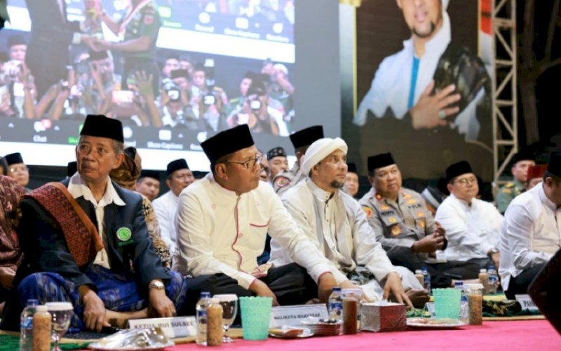 ZIKIR. Wali Kota Makassar, Moh Ramdhan Pomanto, menghadiri pelaksanaan zikir dan selawat bersama Pangdam XIV Hasanuddin serta ribuan masyarakat di Lapangan Sultan Hasanuddin Makassar, Rabu (16/8/2023). foto: istimewa