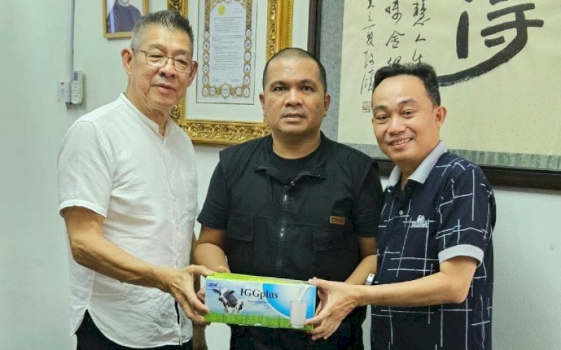 KEHORMATAN. Kepala Bagian Humas UIM yang juga Direktur Klinik Wirahusada Medical Center dr Wachyudi Muchsin SKed SH MKes (tengah), mendapatkan kehormatan diundang SNI SDN BHD Malaysia menjadi pembicara dengan topik 'Manfaat Susu Kolostrum untuk Kesehatan' yang dilaksanakan di Taman Industri Subang Jaya Selangor, Malaysia, 29-31 Agustus 2023. foto: istimewa