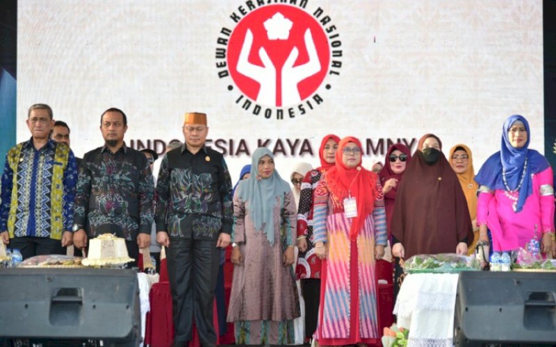 EXPO. Gubernur Sulsel Andi Sudirman Sulaiman dan Ketua Dekranasda Sulsel Naoemi Octarina menghadiri Expo Dekranasda Kreatif Andalan 2023 di RTH Callaccu, Kabupaten Wajo, Rabu (9/8/2023). foto: istimewa