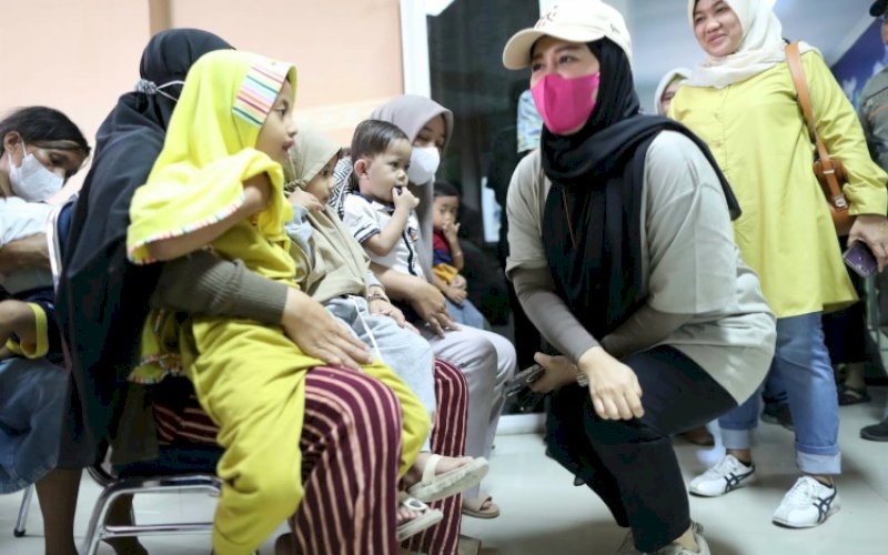 MENYAPA. Wakil Wali Kota Makassar, Fatmawati Rusdi, menyapa seorang anak saat melakukan kunjungan di dua Puskesmas, yakni Puskesmas Tamamaung dan Puskesmas Pampang, Makassar, Sabtu (5/8/2023). foto: istimewa