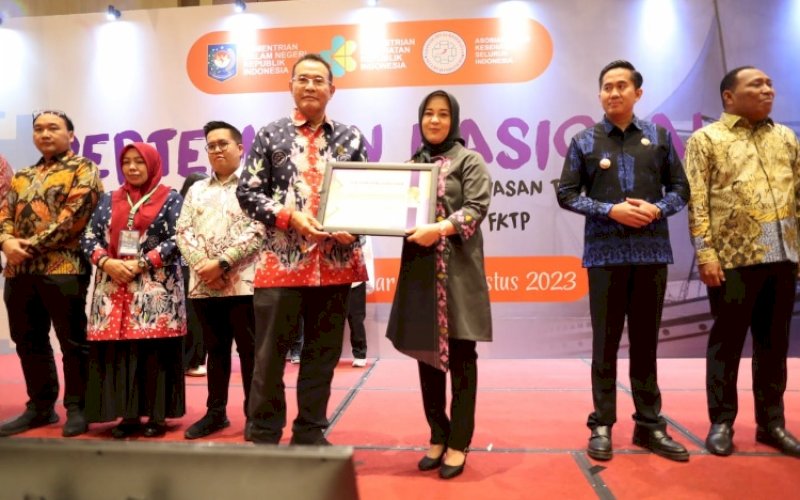 PENGHARGAAN. Wakil Wali Kota Makassar Fatmawati Rusdi mewakili Wali Kota Makassar Moh Ramdhan Pomanto menerima penghargaan atas dukungan terhadap penanggulangan AIDS, Tuberkulosis, dan Malaria (ATM) pada Pertemuan Nasional Asosiasi Dinas Kesehatan (Adinkes) se-Indonesia di Hotel Gammara Makassar, Selasa (1/8/2023). foto: istimewa