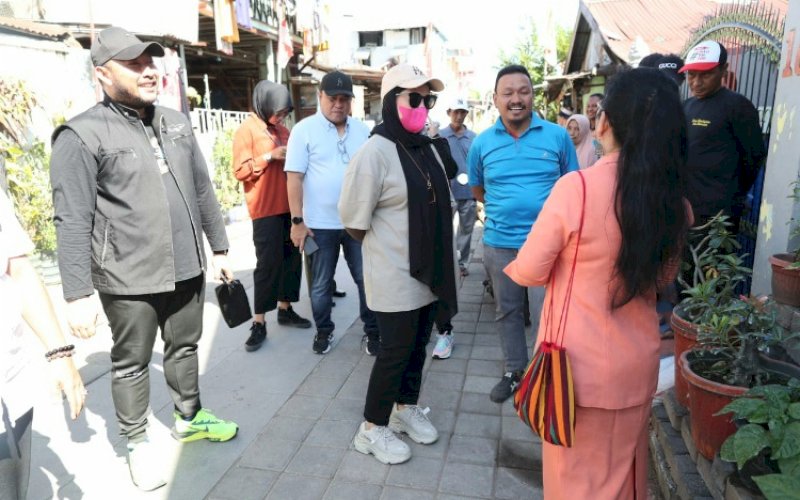 KUNJUNGAN. Wakil Wali Kota Makassar, Fatmawati Rusdi, mengunjungi Lorong Wisata (Longwis) Canbera Kelurahan Tamamaung dan Lorong Wisata Caterine, Kelurahan Pampang, Kecamatan Panakkukang, Kota Makassar, Sabtu (5/8/2023). foto: istimewa