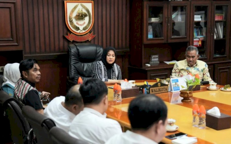 PERTEMUAN. Kepala Bapenda Kota Makassar Firman Hamid Pagarra (kiri) mendampingi Wakil Wali Kota Makassar Fatmawati Rusdi menerima kunjungan kerja Wali Kota Tarakan Khairul (kanan) di Balai Kota Makassar, Jumat (4/8/2023). foto: istimewa