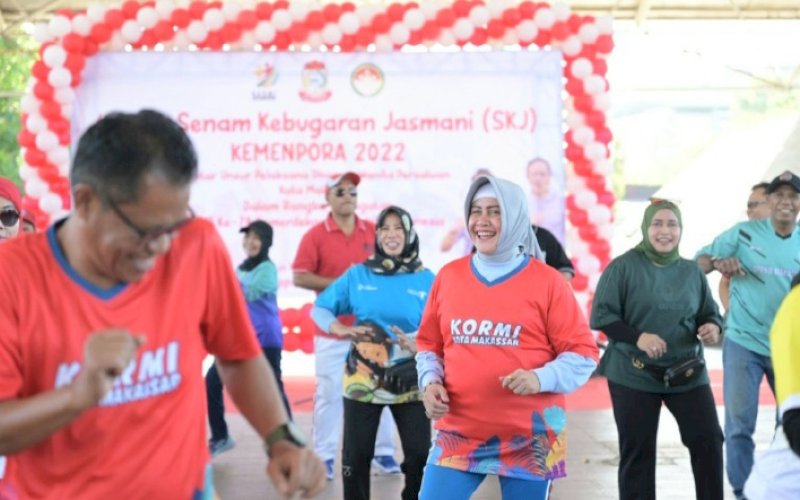 SKJ. Dewan Kehormatan KORMI Kota Makassar, Indira Jusuf Ismail, mengikuti SKJ bersama sejumlan pengurus DWP Kota Makassar dan pengurus KORMI Kota Makassar di Tribun Karebosi Makassar, Minggu (20/8/2023). foto: istimewa