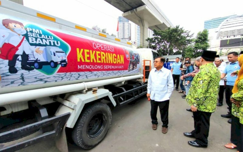 PELUNCURAN. Ketua Umum PMI, Jusuf Kalla (JK), di sela-sela meluncurkan Operasi Air Bersih untuk Rakyat, Senin (14/8/2023). foto: istimewa