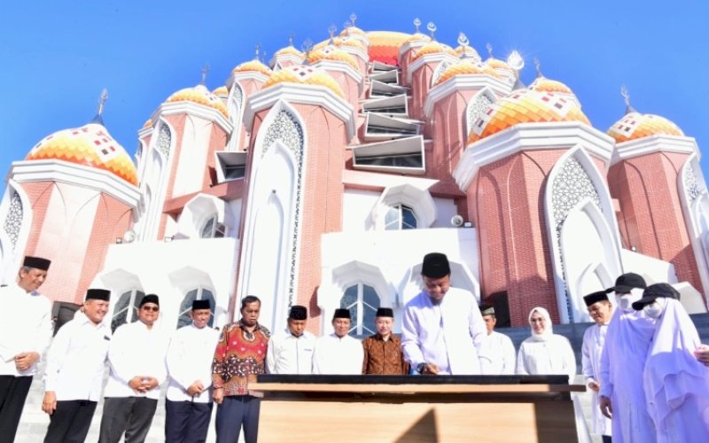PERESMIAN. Gubernur Sulsel, Andi Sudirman Sulaiman, meresmikan pembangunan Masjid Kubah 99 Asmaul Husna di Kawasan CPI Makassar, Minggu (20/8/2023). foto: istimewa