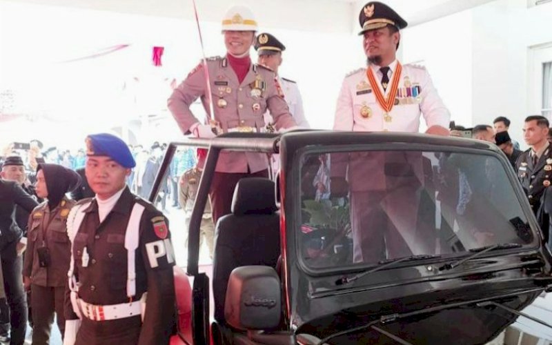 HUT RI. Danyon C Pelopor Sat Brimob Polda Sulsel Kompol Nur Ichsan mendampingi Gubernur Sulsel Andi Sudirman Sulaiman pada Upacara 17 Agustus dalam rangka HUT Kemerdekaan RI ke-78 yang digelar di halaman Rumah Jabatan Gubernur Sulsel, Kamis (17/8/2023). foto: istimewa