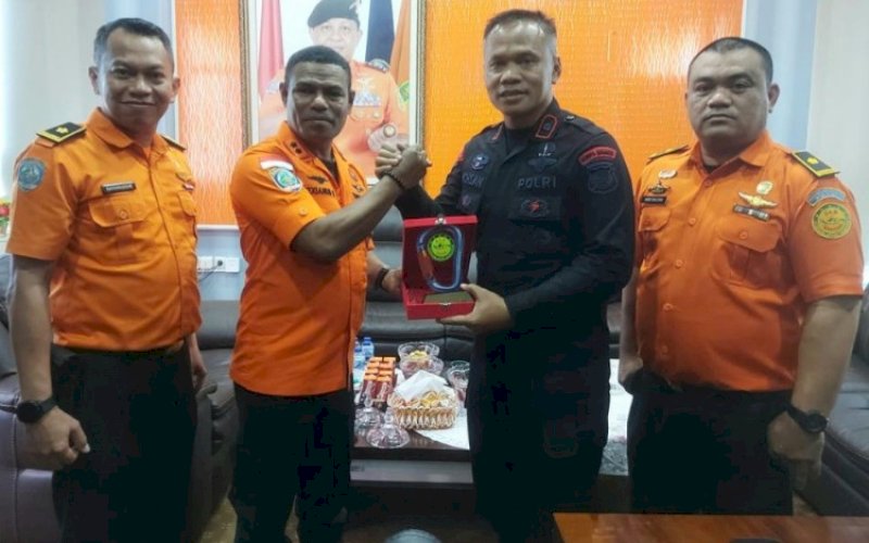 SILATURAHMI. Komandan Batalyon C Pelopor Sat Brimob Polda Sulsel Kompol Nur Ichsan silaturahmi dengan Kepala Kantor Pencarian dan Pertolongan Kelas A Makassar, Mexianus Bekabel di Kantor SAR Makassar, Selasa (8/8/2023). foto: istimewa