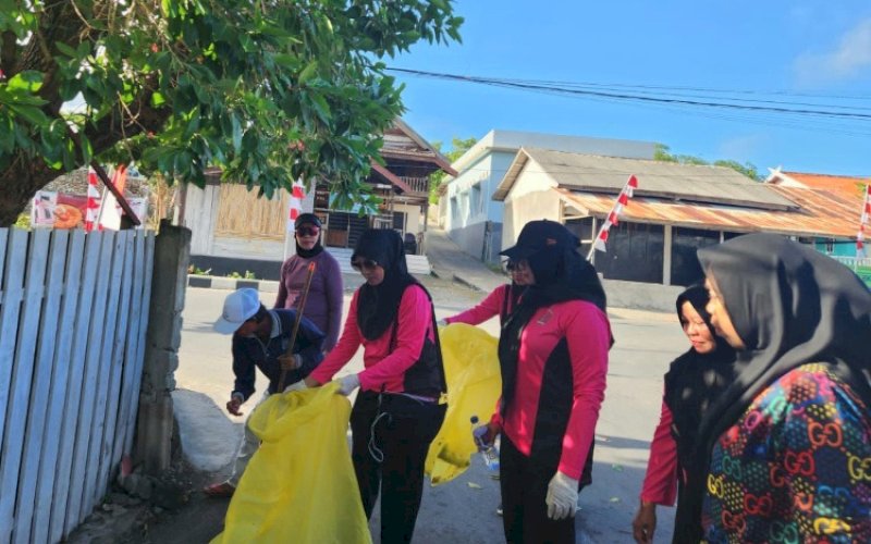 MEMBERSIHKAN. TP PKK Kabupaten Bulukumba melakukan gerakan pembersihan, Sabtu (5/8/2023). foto: istimewa