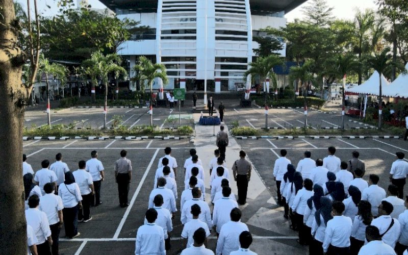 UPACARA. Suasana upacara HUT Kemerdekaan RI ke-78 di pelataran parkir Kantor Pelindo di Makassar, Kamis (17/8/2023). foto: istimewa