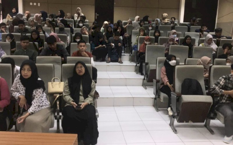 PEMBEKALAN. Mahasiswa UIN Alauddin Makassar yang akan mengikuti KKN di Kecamatan Lamuru, Kabupaten Bone, Sulsel mengikuti pembekalan di LT FDK UIN Makassar, Rabu (2/8/2023). foto: istimewa