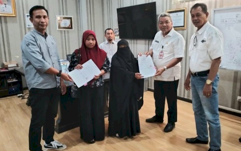 BANTUAN. Kepala Dinas Sosial Sulsel Andi Irawan Bintang menyerahkan bantuan Gubernur Sulsel Andi Sudirman Sulaiman berupa santunan kematian kepada ahli waris korban longsor. foto: istimewa