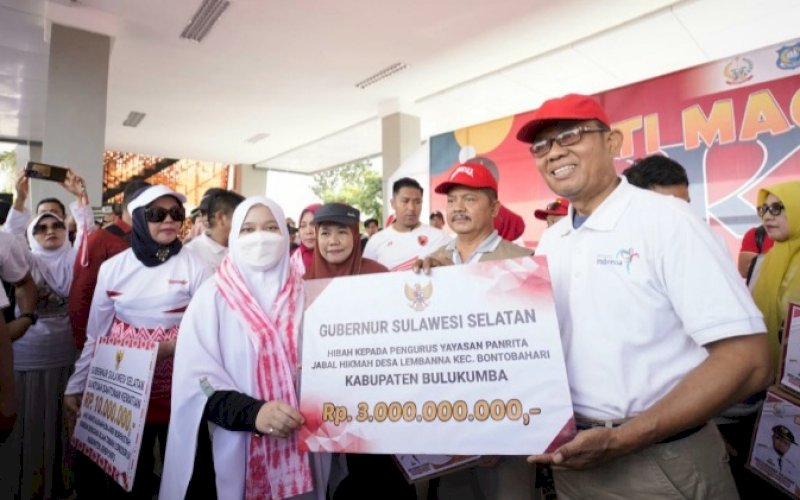 PENYERAHAN. KETUA PKK Provinsi Sulsel, Naoemi Octarina, menyerahkan dana hibah Pemprov Sulsel Rp3 miliar kepada Yayasan Panrita Jabal Hikmah Desa Lembanna, Kecamatan Bontobahari, Kabupaten Bulukumba, Sabtu (12/8/2023). foto: istimewa