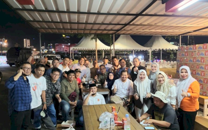 PERSIAPAN. Panitia melakukan persiapan Aksi Bersih Pantai, Jumat (4/8/2022). Kegiatan ini akan digelar di Makassar, Sabtu (5/8/2023). foto: istimewa