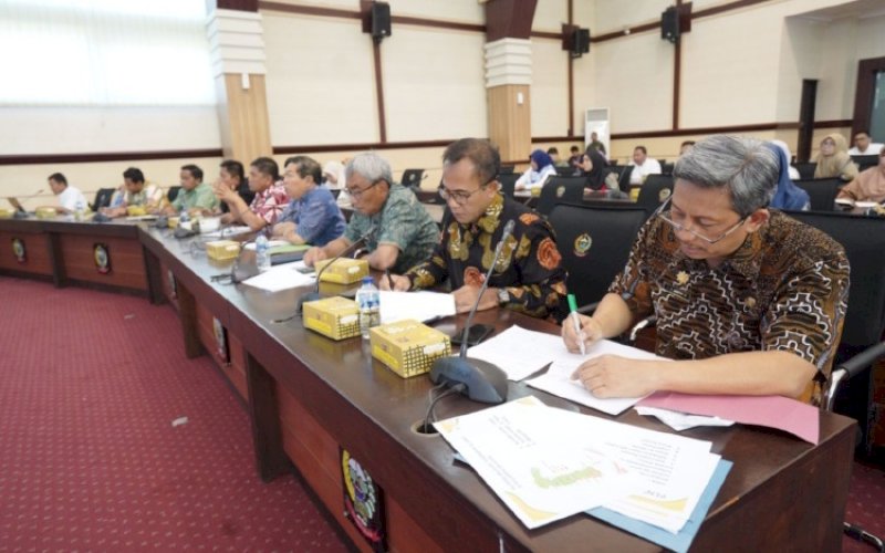 RAKOR. Rapat Koordinasi Penanganan Dampak El Nino, yang dipimpin langsung Gubernur Sulsel Andi Sudirman Sulaiman, Jumat (25/8/2023). foto: istimewa