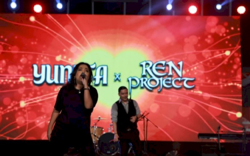 MENGHIBUR. Aksi panggung Ren Project feat Yunita di F8 Makassar. foto: istimewa