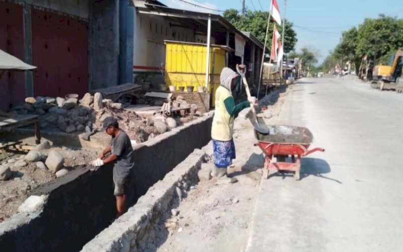 REKONSTRUKSI. Pengerjaan rekonstruksi ruas jalan Burung-burung-Bili-bili di Kabupaten Gowa. foto: istimewa
