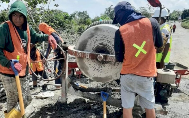 PENGERJAAN. Pekerja sedang melakukan penanganan rekonstruksi jalan ruas Tanabatue-Sanrego-Palattae di Kabupaten Bone. foto: istimewa