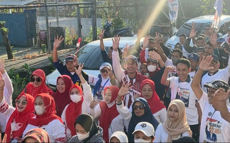 JALAN SEHAT. Founder Yayasan Anak Rakyat Indonesia (YARI) yang juga Ketua DPRD Kota Makassar, Rudianto Lallo (RL), bersama puluhan ribu warga Kecamatan Tamalanrea mengikuti Jalan Sehat 'Merdeka Anak Rakyat' yang digelar di Lapangan Tala, Bumi Tamalanrea Permai (BTP), Kecamatan Tamalanrea, Makassar, Minggu (13/8/2023). foto: istimewa