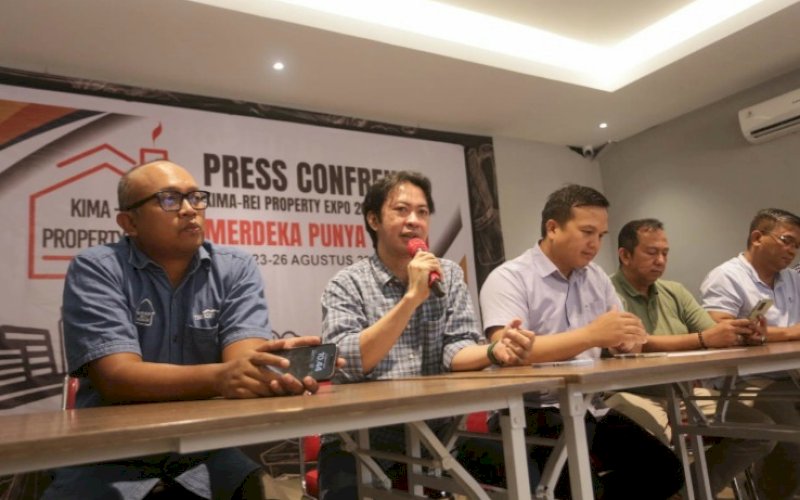 BERI KETERANGAN. DPD REI Sulsel, M Sadiq, bersama perwakilan PT KIMA dan perbankan memberikan keterangan terkait pelaksanaan KIMA-REI Property Expo 2023 dengan tema &lsquo;Merdeka Punya Rumah&rsquo; di salah satu cafe di Makassar, Kamis (16/7/2023). KIMA-REI Property Expo 2023 akan digelar di pelataran Kantor PT KIMA, 23-26 Agustus 2023. foto: doelbeckz/pluz.id