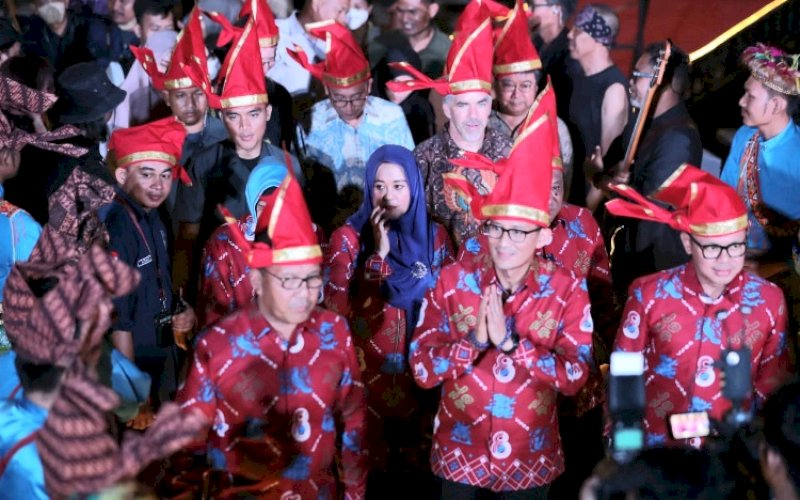 F8 MAKASSAR. Menteri Pariwisata dan Ekonomi Kreatif (Menparekraf) Sandiaga Uno didampingi Wali Kota Makassar Moh Ramdhan Pomanto saat membuka Makassar International Eight Festival and Forum atau F8 di Anjungan Pantai Losari Makassar, Rabu (23/8/2023). foto: istimewa