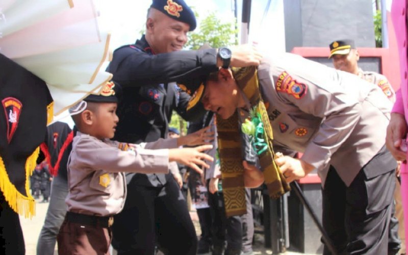 SAMBUTAN. Danyon C Pelopor Kompol Nur Ichsan menyambut Kapolda Sulsel Irjen Pol Setyo Boedi Moempuni Harso melaksanakan kunjungan kerja di Mako Brimob Bone, Kamis (3/8/2023). foto: istimewa