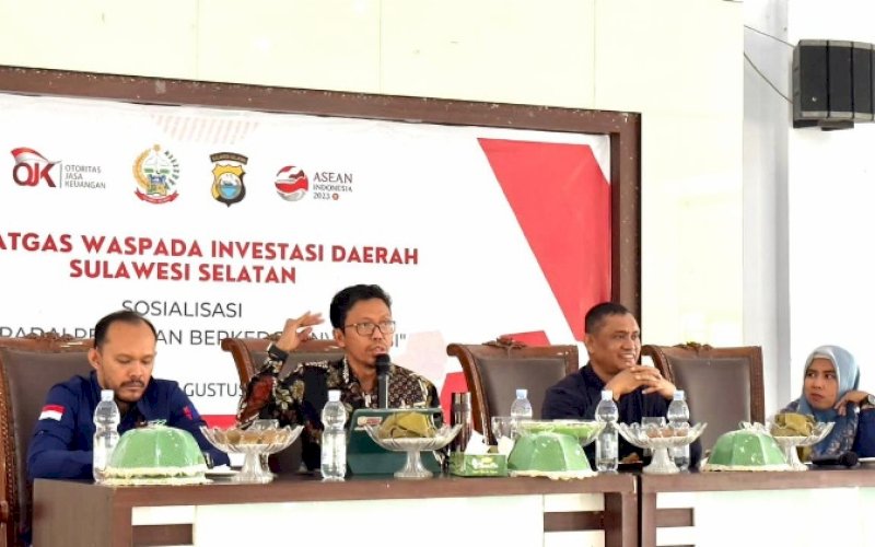 SOSIALISASI. Kabid Aplikasi dan Informatikan Diskominfo-SP Provinsi Sulsel, Sultan Rakib (kedua kiri), berbicara pada sosialisasi kepada masyarakat di Pinrang untuk mewaspadai penipuan berkedok investasi, Senin (22/8/2023). foto: istimewa