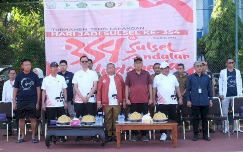 PEMBUKAAN. Pembukaan turnamen tenis lapangan lingkup Pemprov Sulsel di Lapangan Tenis Pascasarjana Universitas Negeri Makassar (UNM), Selasa (8/8/2023). foto: istimewa