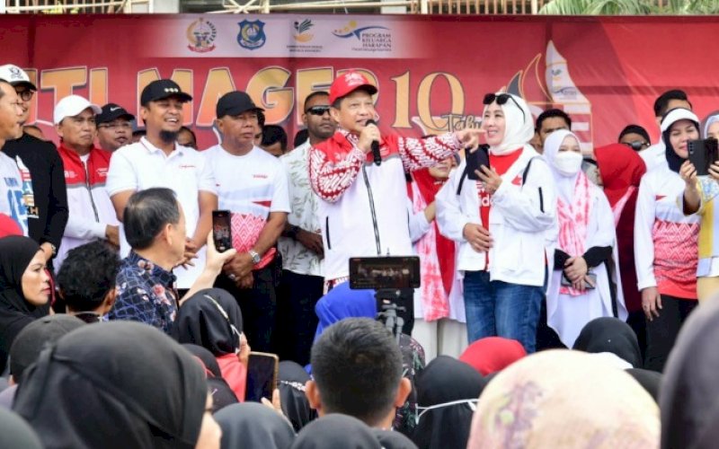 PELEPASAN. Mendagri, Tito Karnavian, melepas peserta Anti Mager 10 Tahun Program Keluarga Harapan (PKH) Bulukumba sekaligus membagikan 8.000 bendera yang merupakan program Gerakan Nasional Pembagian 10 Juta Bendera Merah Putih di Lapangan Pemuda, Sabtu (12/8/2023). foto: istimewa