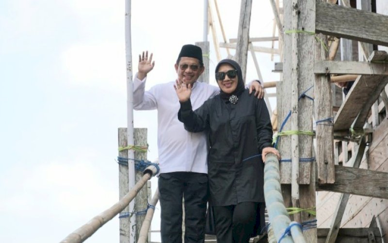 KUNJUNGAN. Mendagri RI Tito Karnavian bersama istrinya Tri Suswati menikmati pemandangan di atas Kapal Pinisi di pusat pembuatan kapal di Tanah Lemo, Kecamatan Bontobahari, Kabupaten Bulukumba, Jumat (11/8/2023). foto: istimewa