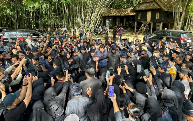 SAMBUTAN. Menteri Dalam Negeri RI Tito Karnavian didampingi Bupati Bulukumba Andi Muchtar Ali Yusuf mendapatkan sambutan luar biasa saat mengunjungi pemangku adat Ammatoa Kajang di Desa Tanah Towa, Kecamatan Kajang, Kabupaten Bulukumba, Sulsel, Jumat (11/8/2023). foto: istimewa