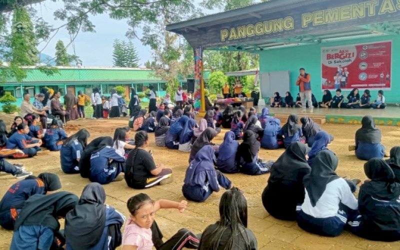 AKSI BERGIZI. PT Vale Indonesia Tbk (PT Vale) bersama Pemerintah Kecamatan Nuha, UPTD Puskesmas Nuha, dan BKKBN menggelar Aksi Bergizi di SMP Yayasan Pendidikan Sorowako (YPS) Singkole, Jumat (4/8/2023). foto: istimewa