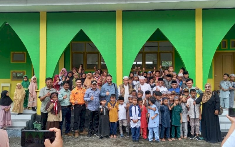 PENYERAHAN. PT Vale Indonesia Tbk (PT Vale) resmi menyerahkan Ruang Kelas Belajar (RKB) sebanyak tiga unit lengkap dengan mobiler sekolah Madrasah Ibtidaiah (MI) Alkhairaat, Desa Kolono, Kecamatan Bungku Timur, Kabupaten Morowali, Provinsi Sulawesi Tengah kepada Pemerintah Desa Kolono dan pihak sekolah, Jumat (11/8/2023). foto: istimewa