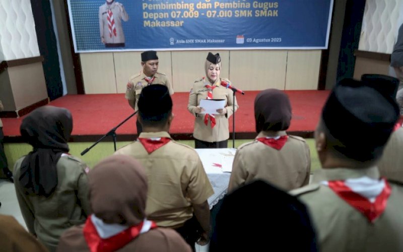PELANTIKAN. Wakil Wali Kota Makassar, Fatmawati Rusdi, selaku Ketua Kwarcab Makassar melantik Pengurus Majelis Pembimbing dan Pembina Gugus Depan 07.009-09.010 SMK SMAK Makassar, Kamis (3/8/2023). foto: istimewa