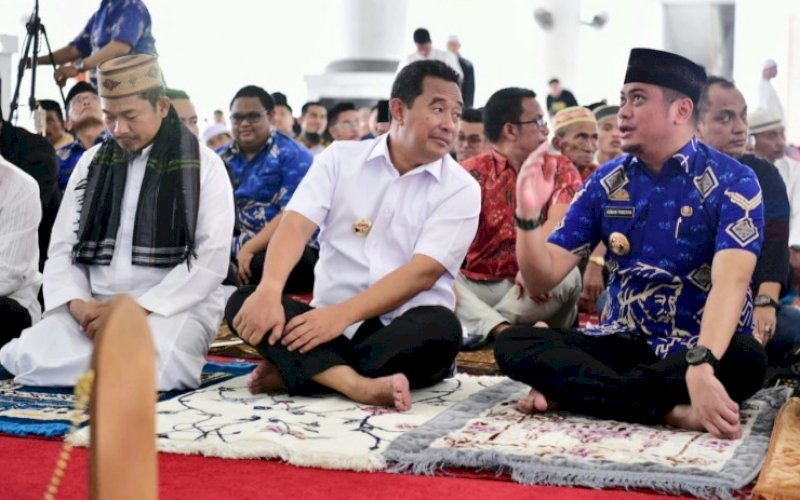 SALAT JUMAT. Bupati Gowa Adnan Purichta Ichsan mendampingi Pj Gubernur Sulsel Bahtiar Baharuddin melaksanakan Salat Jumat di Masjid Agung Syekh Yusuf Kabupaten Gowa, Jumat (15/9/2023). foto: istimewa