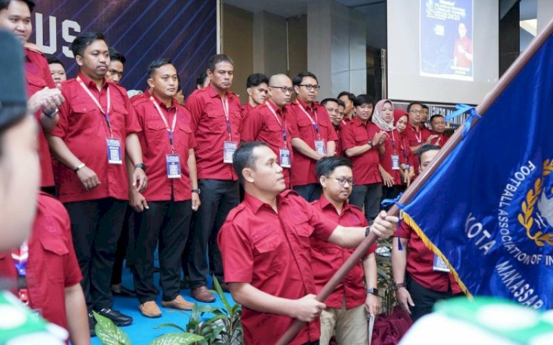 PELANTIKAN. Sekretaris Umum Asprov PSSI Sulsel, Ahmadi Jafri, secara resmi melantik Ahmad Susanto sebagai Ketua Askot PSSI Makassar bersama jajaran pengurusnya di Hotel Horizon Makassar, Kamis (21/9/2023). foto: doelbeckz/pluz.id